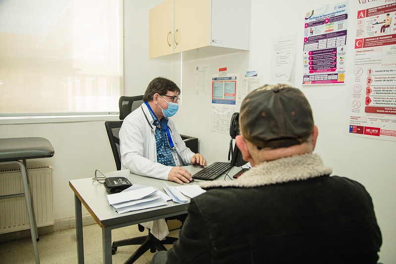 Profesional atendiendo a una persona en el CESFAM Dr. Miguel Solar